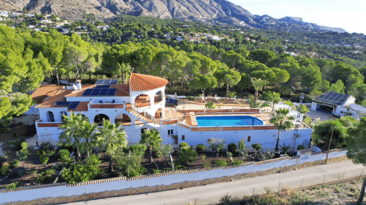 Villa maravillosamente renovada en Altea la Vella con vistas panorámicas al mar en venta