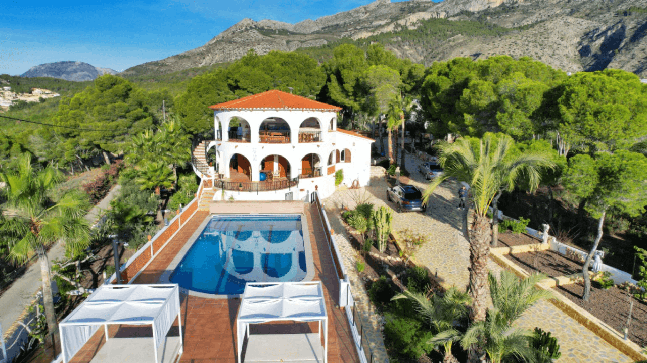 Villa maravillosamente renovada en Altea la Vella con vistas panorámicas al mar en venta