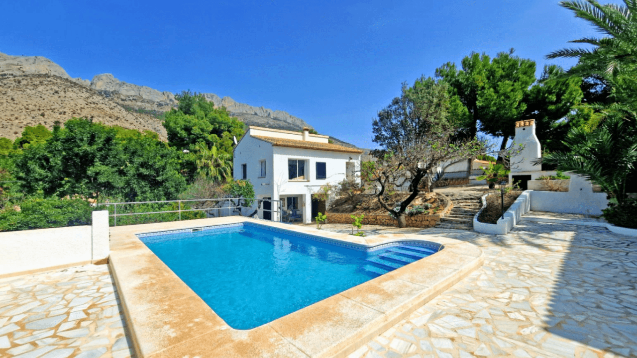 Casa unifamiliar en venta en Altea la Vella en una doble parcela con casa de huéspedes separada.
