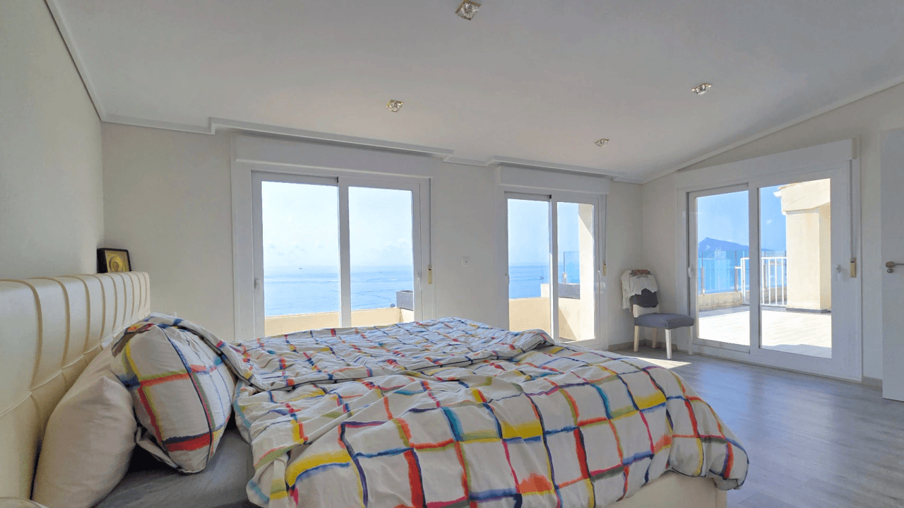 Excepcional ático en primera línea de mar en Altea Mascarat en la Costa Blanca.