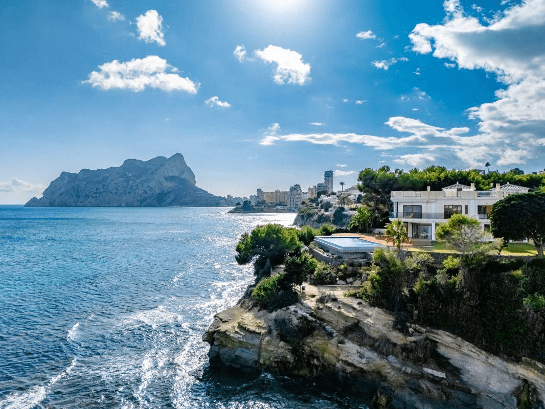 Villa te koop aan de eerste lijn van de zee in Calpe