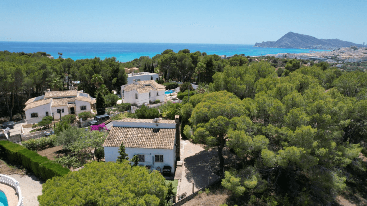 Hermosa casa con excelente terreno en venta en Altea Tosal de Molar