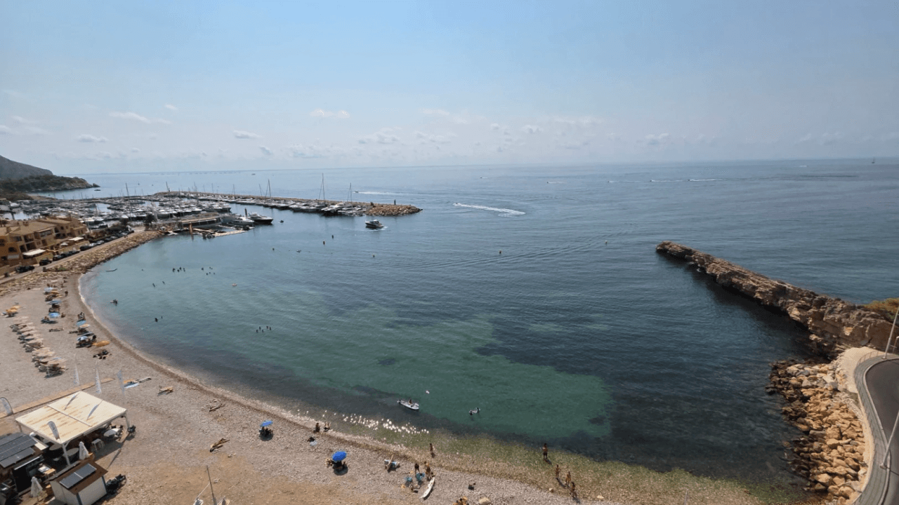 Excepcional ático en primera línea de mar en Altea Mascarat en la Costa Blanca.