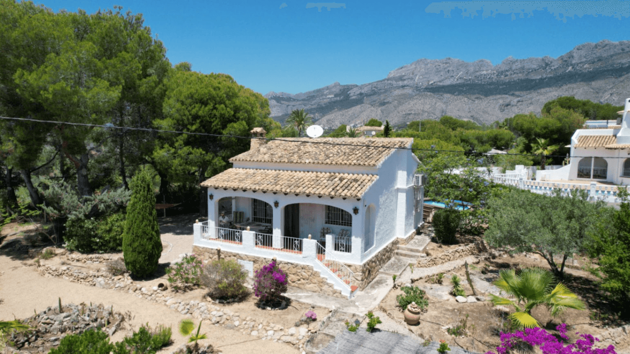 Hermosa casa con excelente terreno en venta en Altea Tosal de Molar