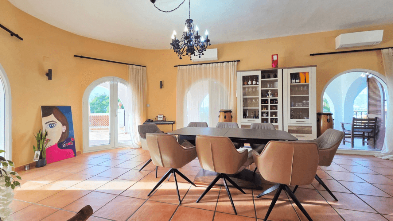 Villa maravillosamente renovada en Altea la Vella con vistas panorámicas al mar en venta