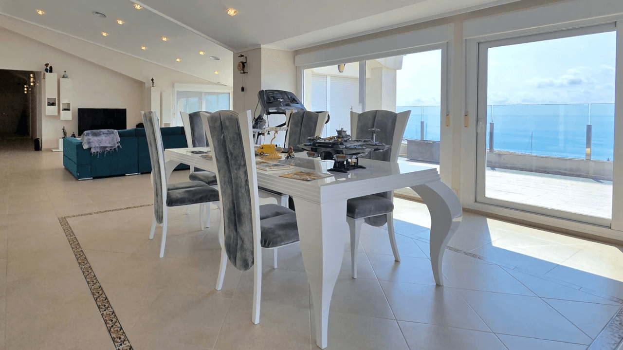 Excepcional ático en primera línea de mar en Altea Mascarat en la Costa Blanca.