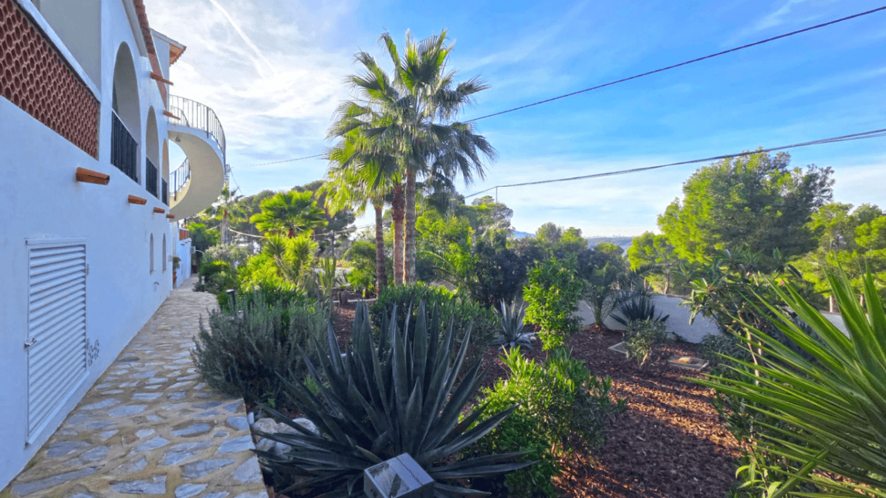 Villa maravillosamente renovada en Altea la Vella con vistas panorámicas al mar en venta