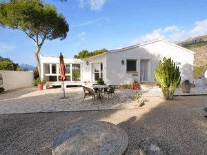 Casa unifamiliar en venta en Altea la Vella en una doble parcela con casa de huéspedes separada.