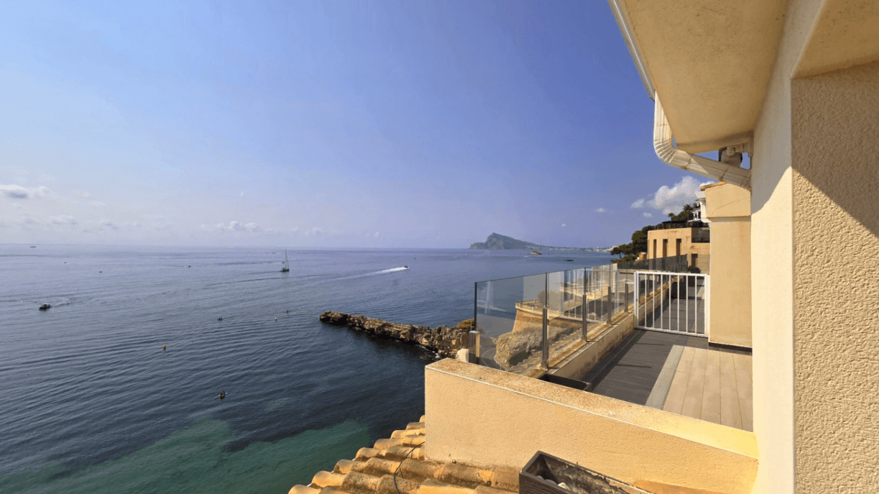 Excepcional ático en primera línea de mar en Altea Mascarat en la Costa Blanca.