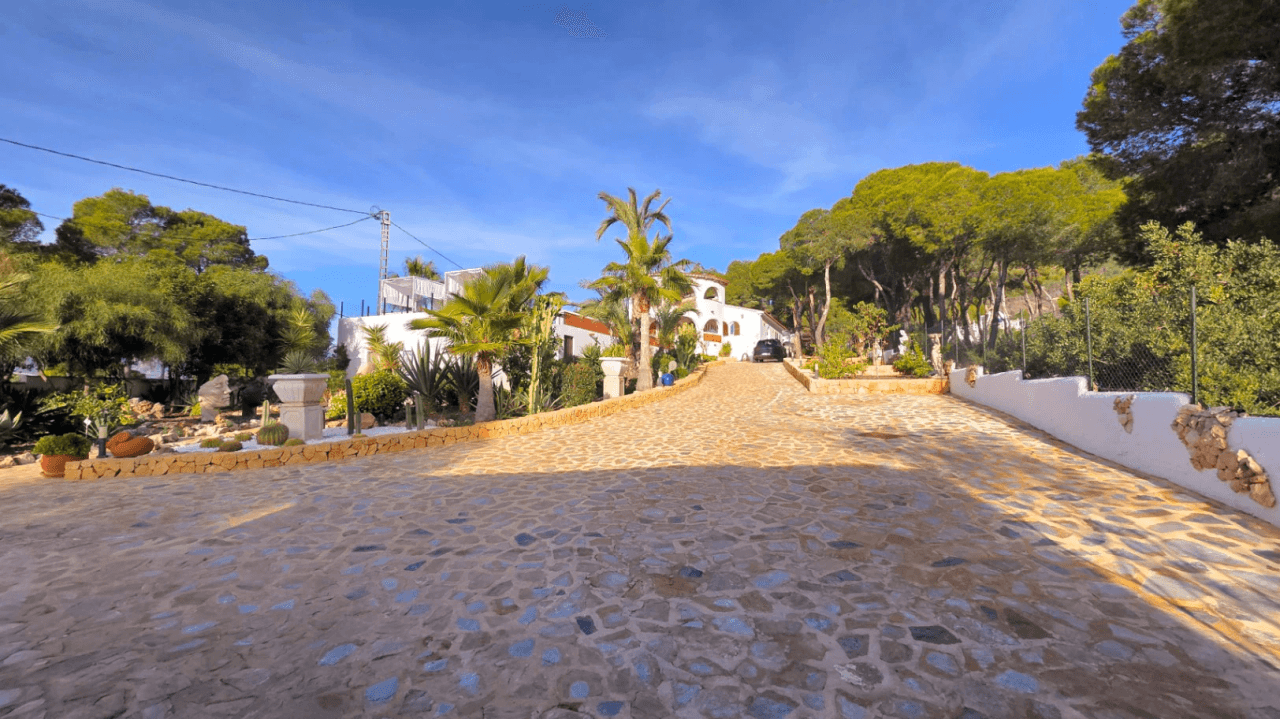 Villa maravillosamente renovada en Altea la Vella con vistas panorámicas al mar en venta