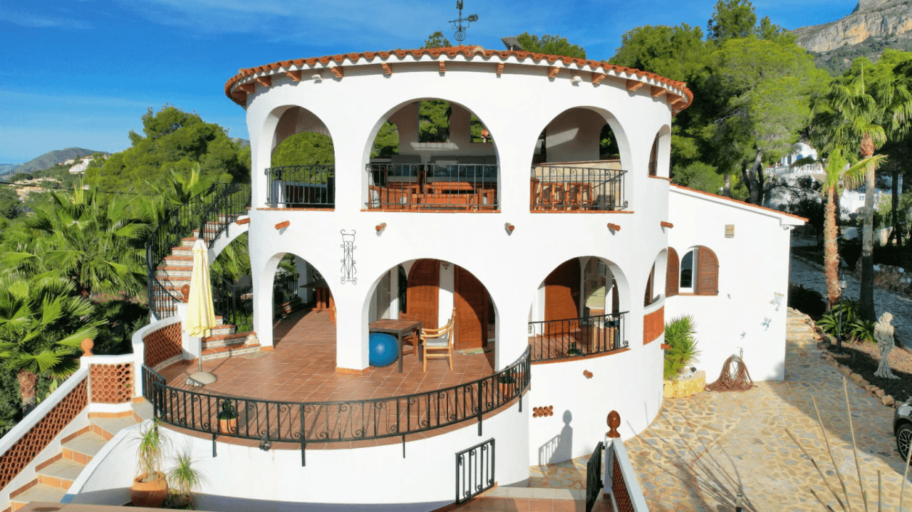 Villa maravillosamente renovada en Altea la Vella con vistas panorámicas al mar en venta