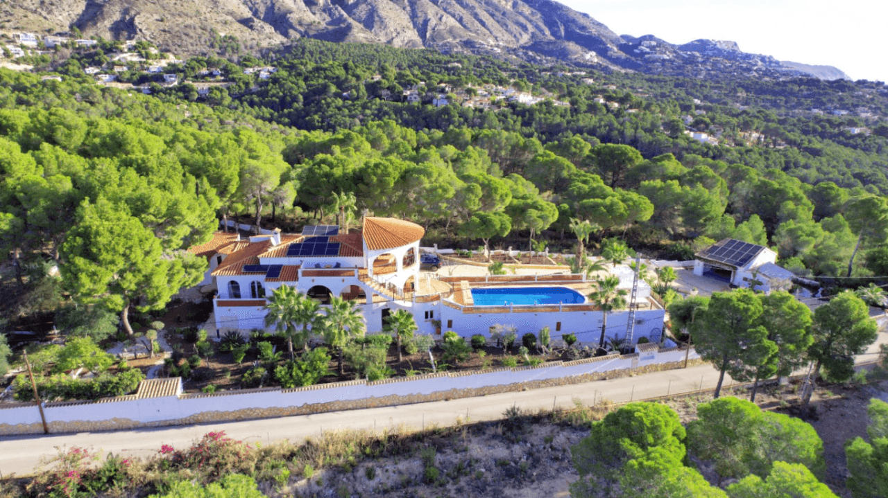 Villa maravillosamente renovada en Altea la Vella con vistas panorámicas al mar en venta