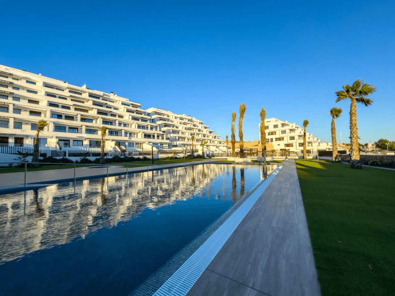 Apartamento moderno de 2 dormitorios en venta en Finestrat.