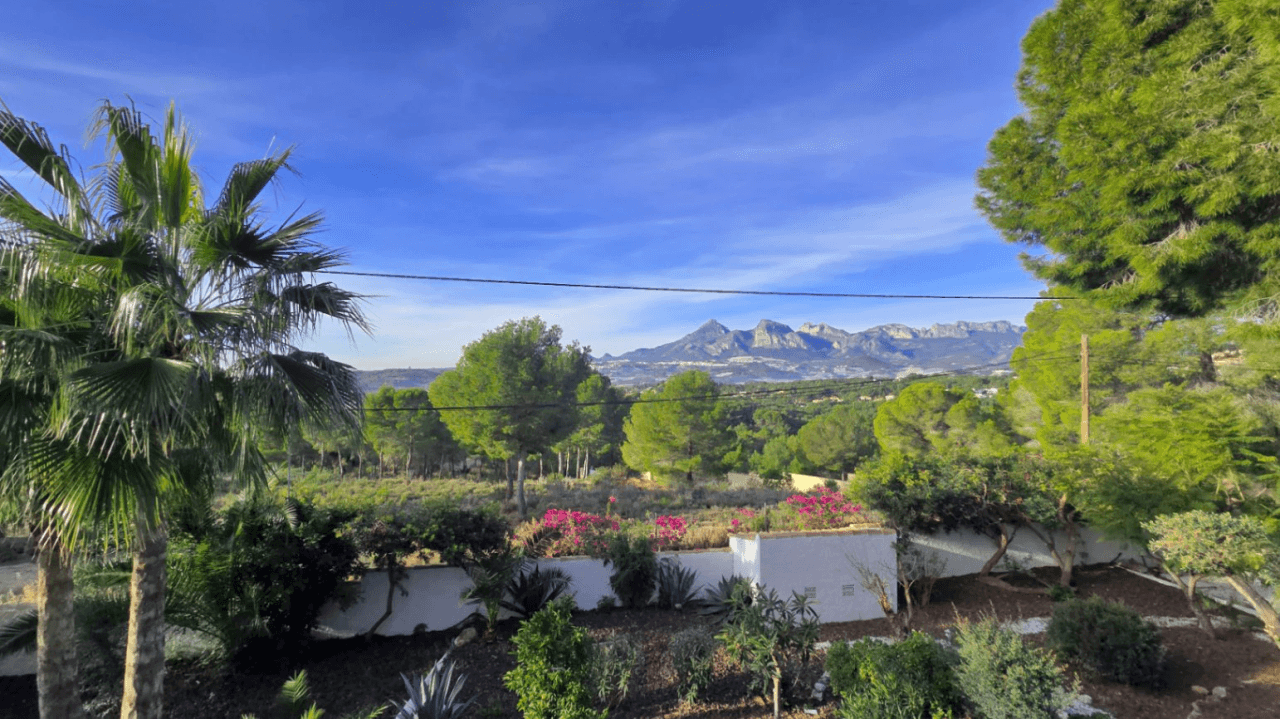 Villa maravillosamente renovada en Altea la Vella con vistas panorámicas al mar en venta
