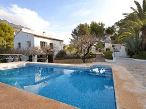Casa unifamiliar en venta en Altea la Vella en una doble parcela con casa de huéspedes separada.