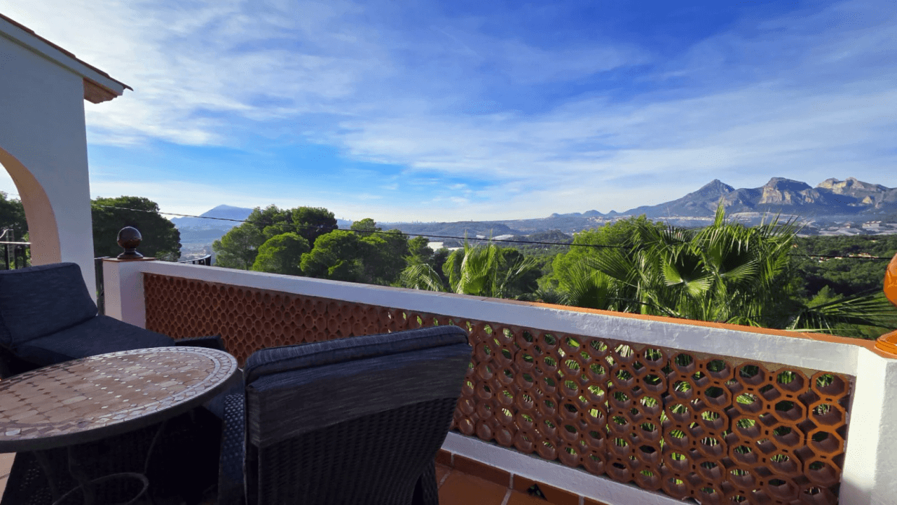 Villa maravillosamente renovada en Altea la Vella con vistas panorámicas al mar en venta