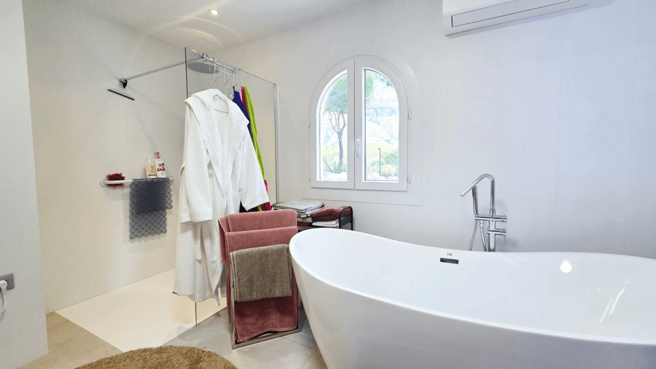 Villa maravillosamente renovada en Altea la Vella con vistas panorámicas al mar en venta