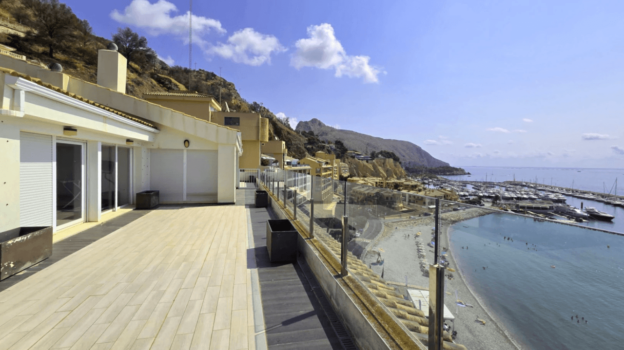 Excepcional ático en primera línea de mar en Altea Mascarat en la Costa Blanca.