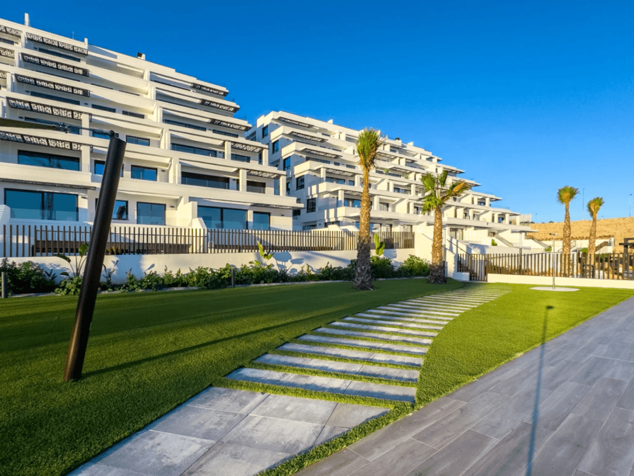 Apartamento moderno de 2 dormitorios en venta en Finestrat.