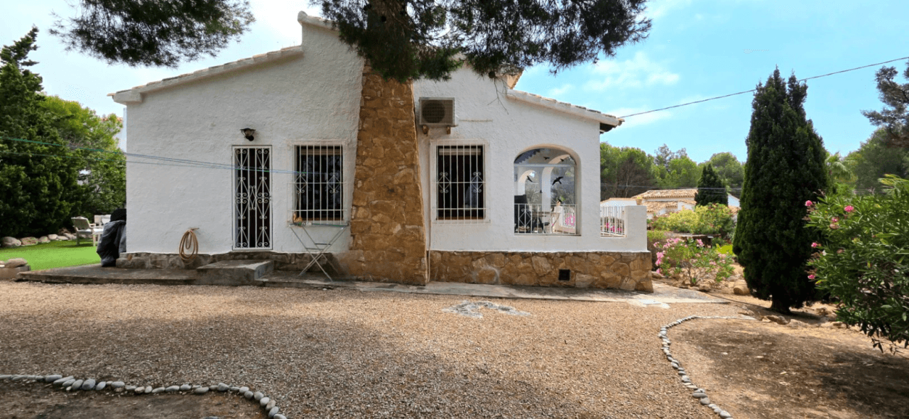 Hermosa casa con excelente terreno en venta en Altea Tosal de Molar