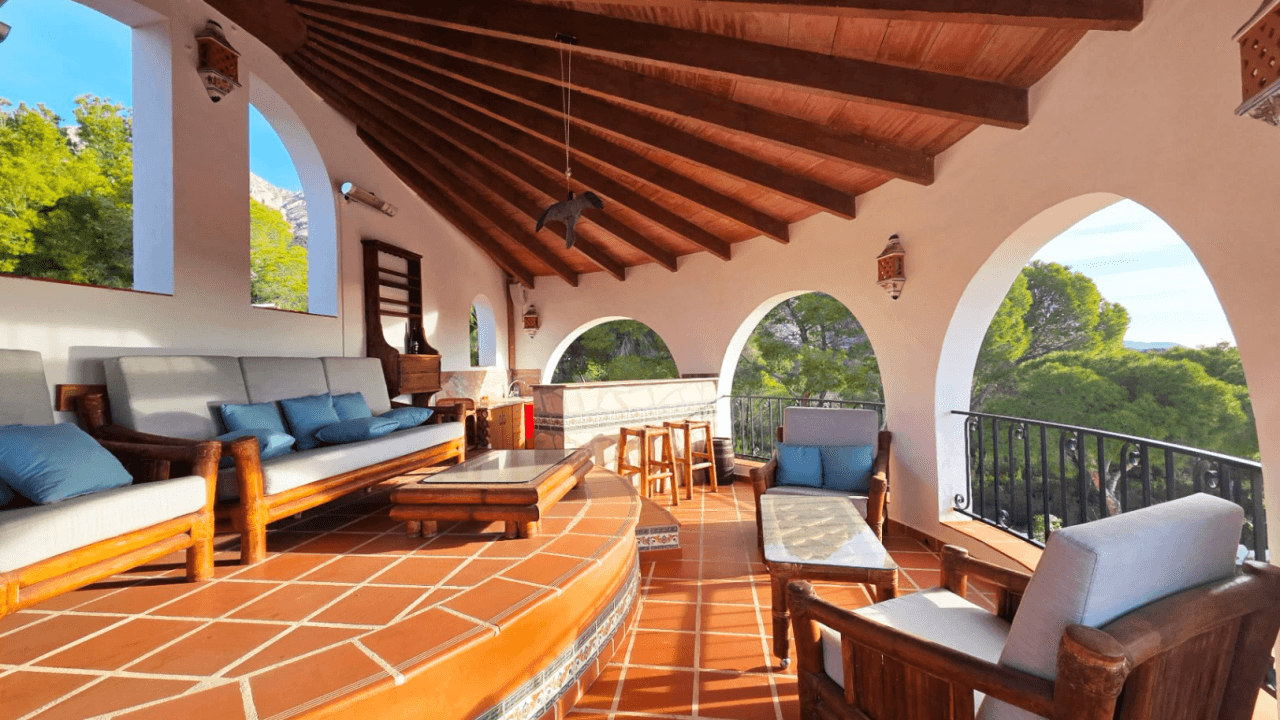 Villa maravillosamente renovada en Altea la Vella con vistas panorámicas al mar en venta