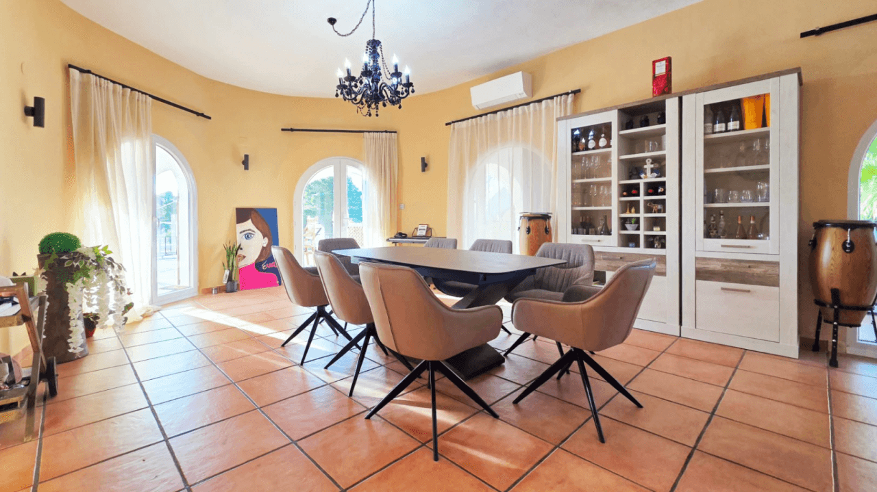 Villa maravillosamente renovada en Altea la Vella con vistas panorámicas al mar en venta