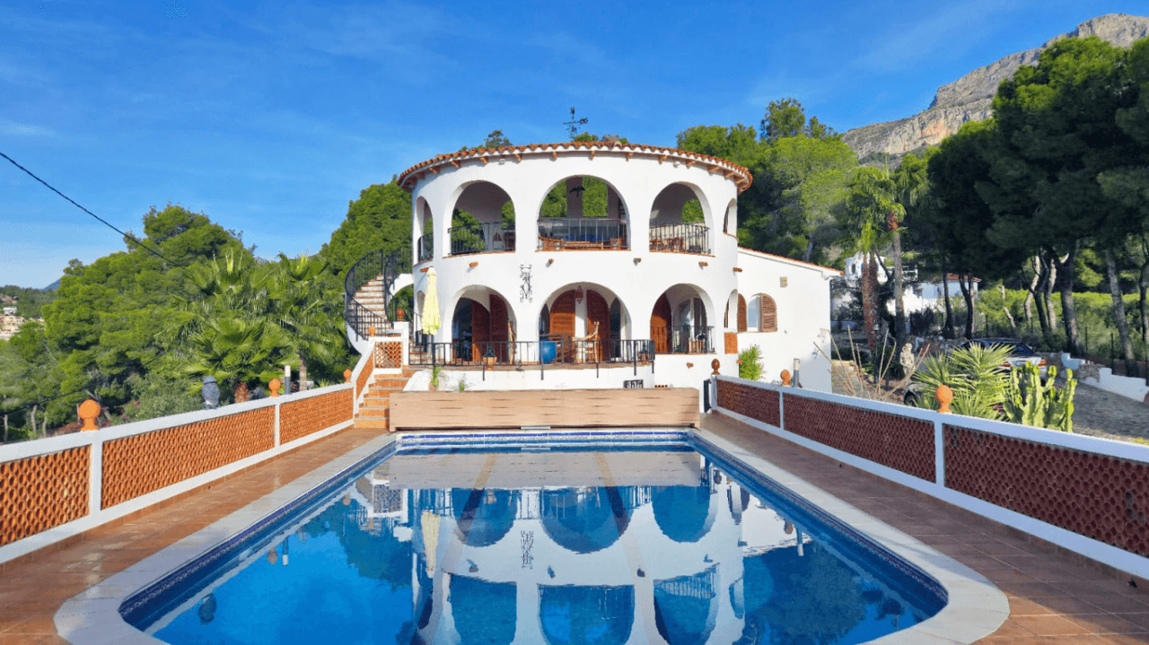 Villa maravillosamente renovada en Altea la Vella con vistas panorámicas al mar en venta