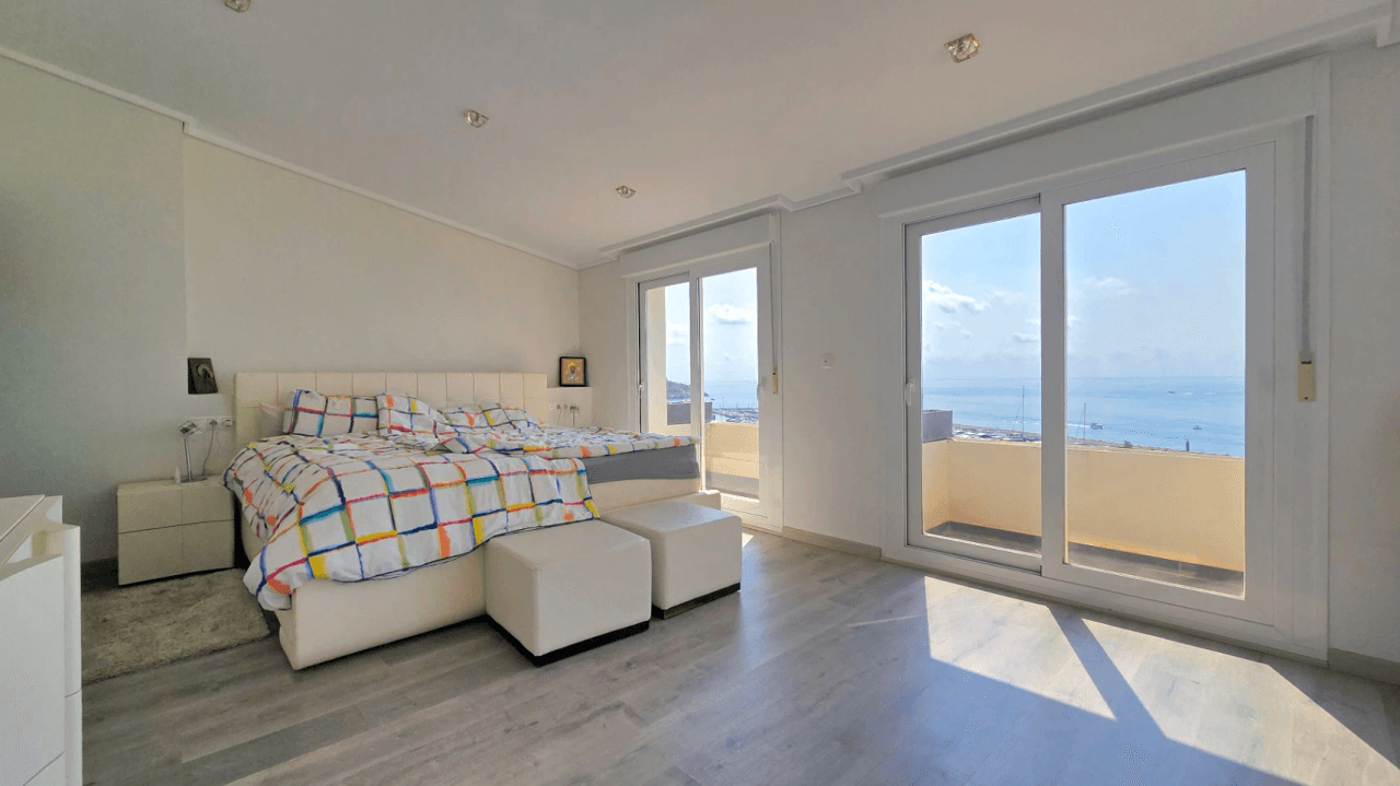 Excepcional ático en primera línea de mar en Altea Mascarat en la Costa Blanca.