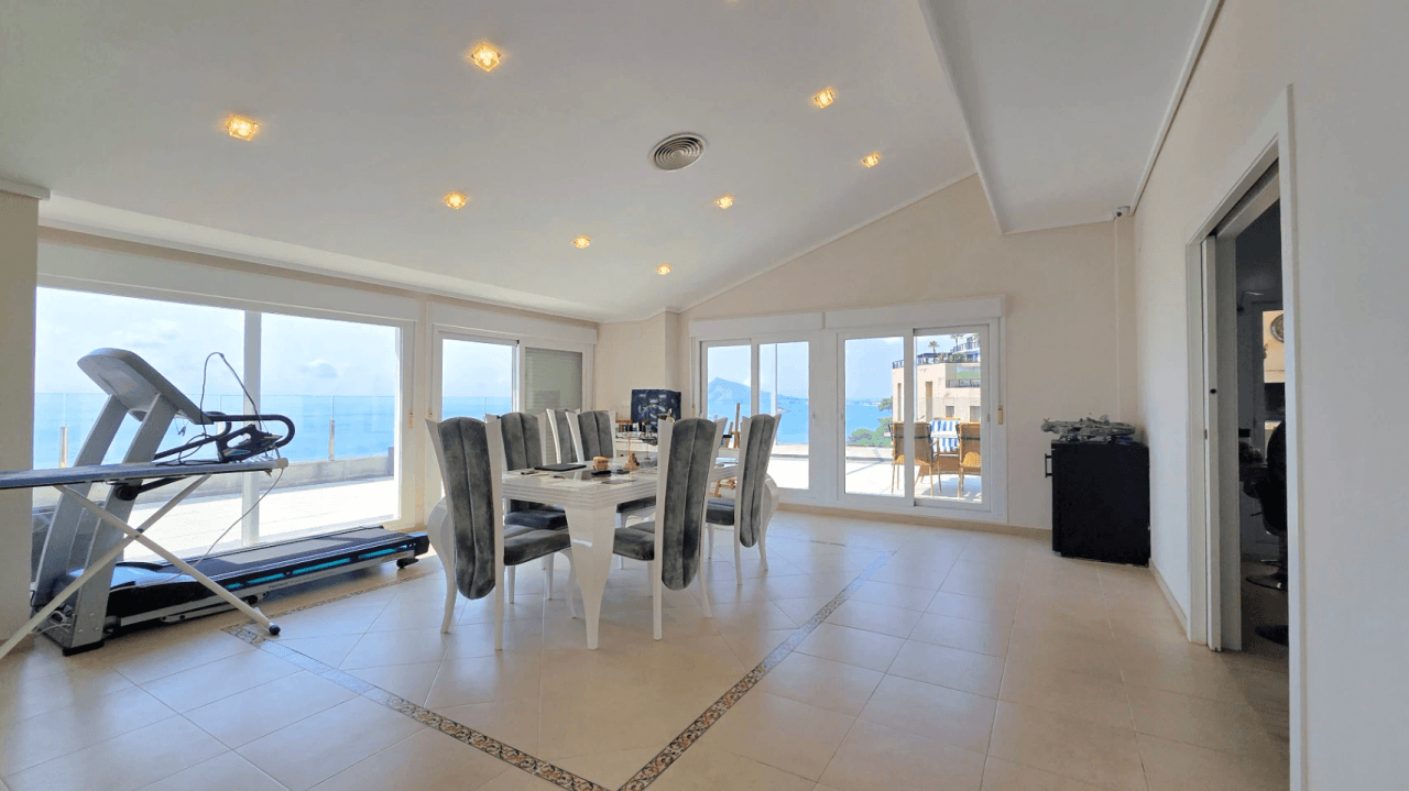 Excepcional ático en primera línea de mar en Altea Mascarat en la Costa Blanca.