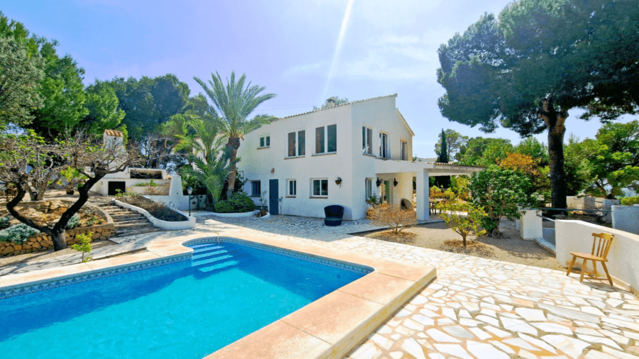 Casa unifamiliar en venta en Altea la Vella en una doble parcela con casa de huéspedes separada.