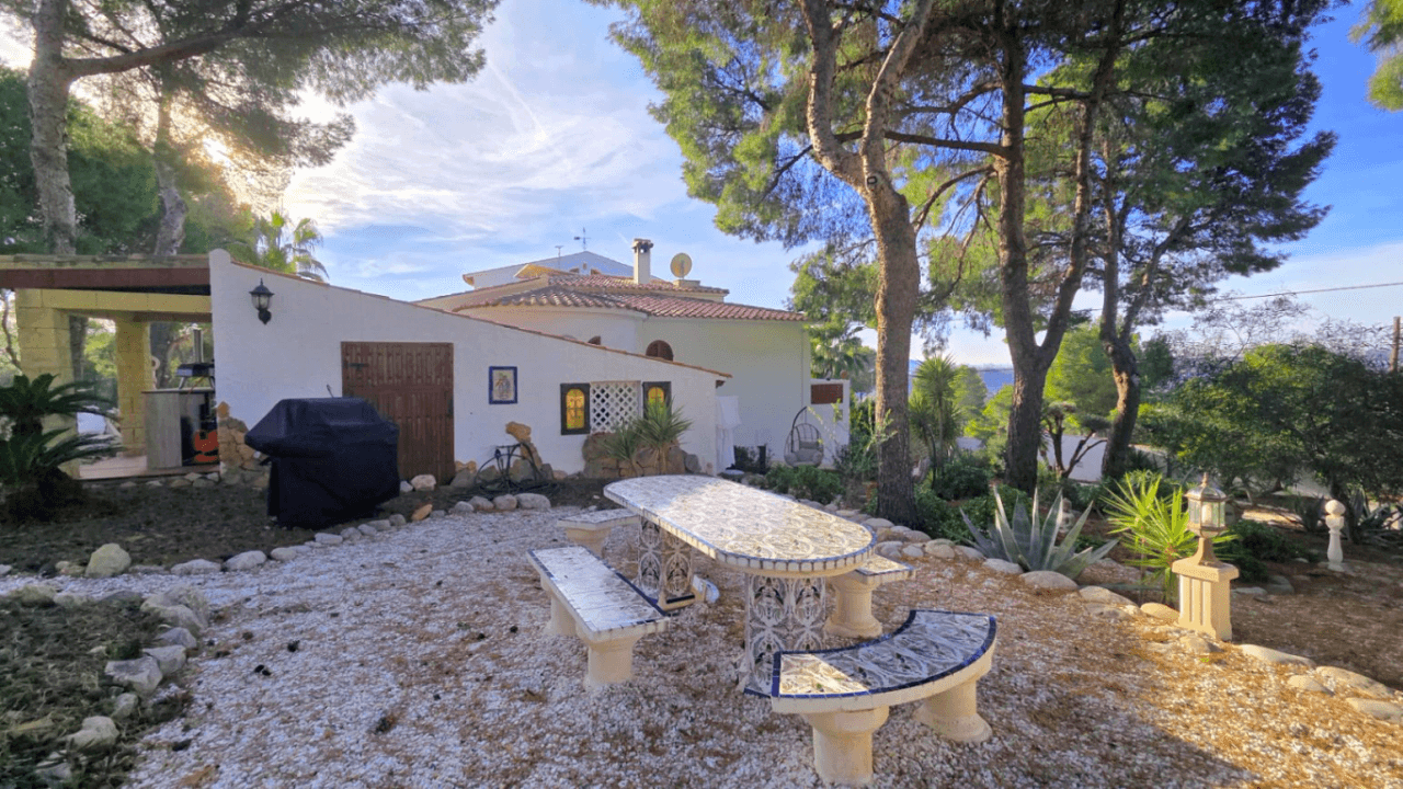 Villa maravillosamente renovada en Altea la Vella con vistas panorámicas al mar en venta