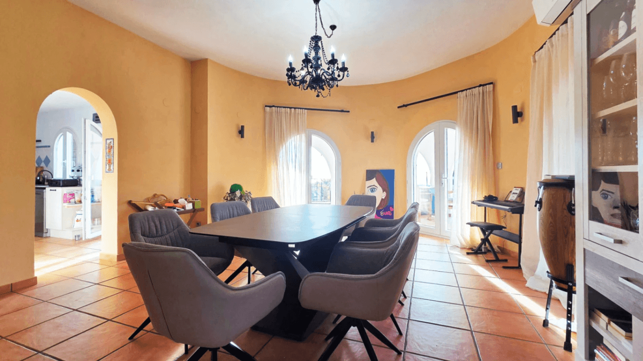 Villa maravillosamente renovada en Altea la Vella con vistas panorámicas al mar en venta