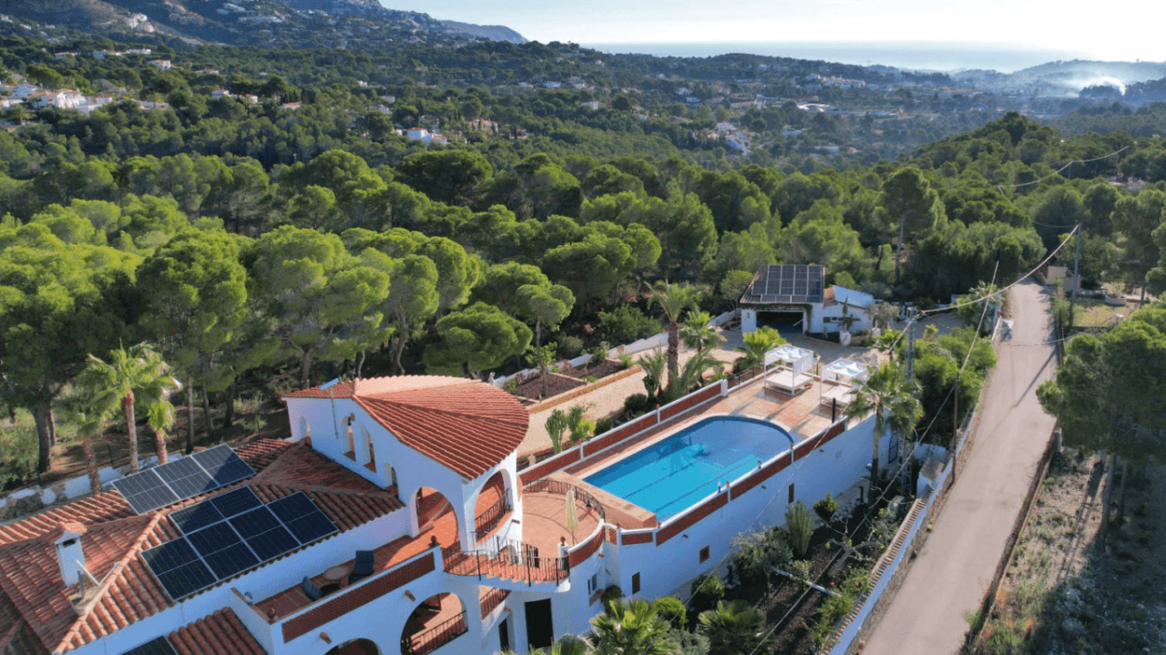 Villa maravillosamente renovada en Altea la Vella con vistas panorámicas al mar en venta