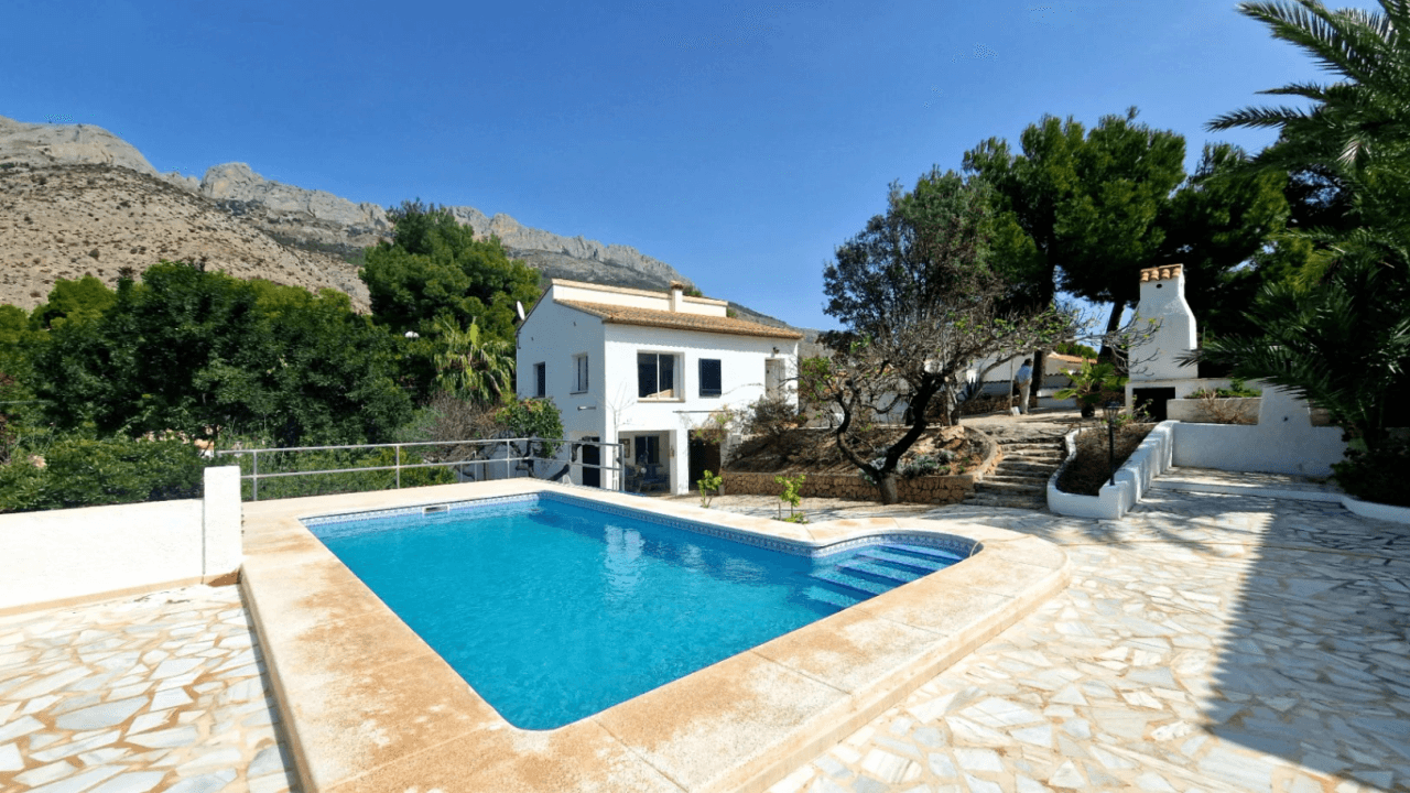 Casa unifamiliar en venta en Altea la Vella en una doble parcela con casa de huéspedes separada.