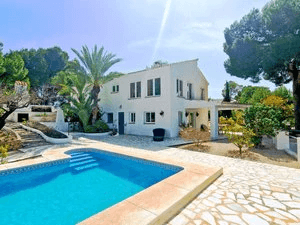 Casa unifamiliar en venta en Altea la Vella en una doble parcela con casa de huéspedes separada.
