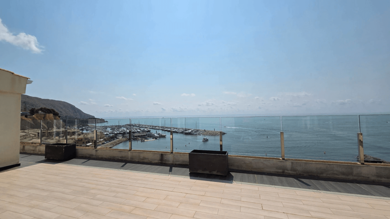 Excepcional ático en primera línea de mar en Altea Mascarat en la Costa Blanca.