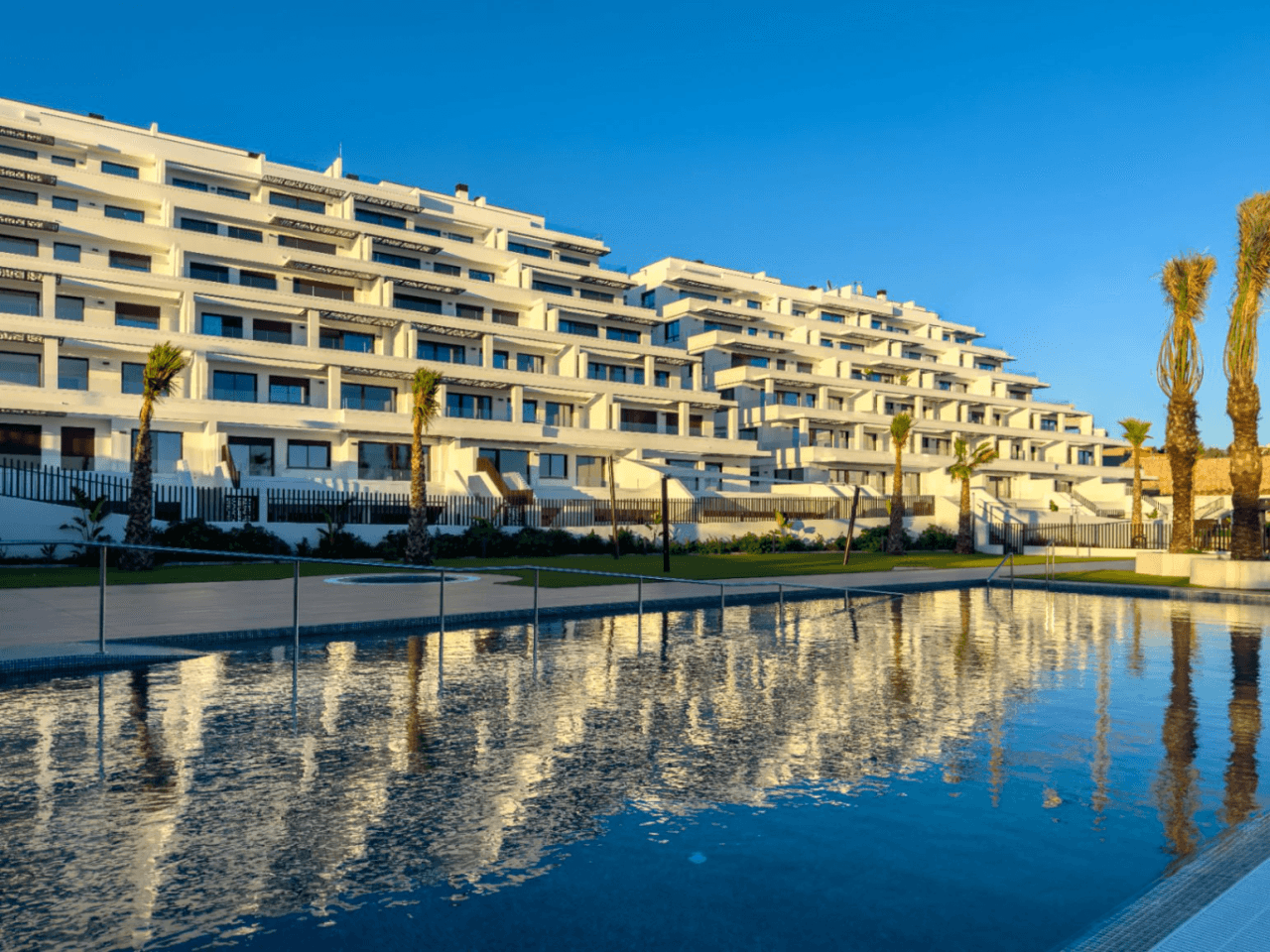 Apartamento moderno de 2 dormitorios en venta en Finestrat.
