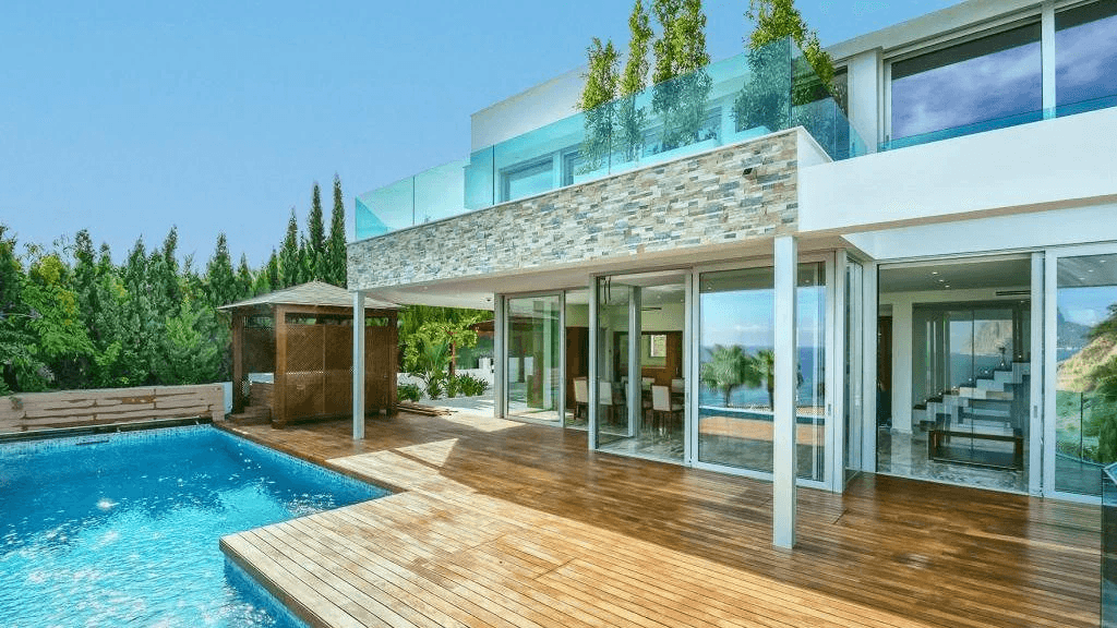 Uitstekende luxe villa in Calpe, aan de eerste lijn van de zee.