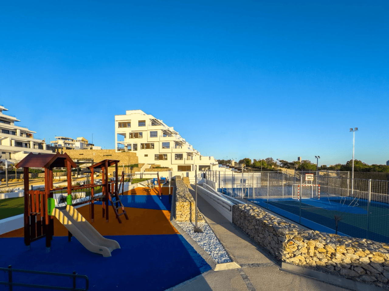 Apartamento moderno de 2 dormitorios en venta en Finestrat.