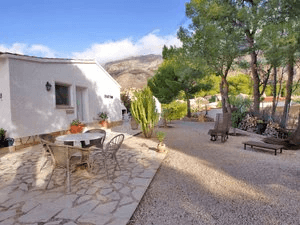 Casa unifamiliar en venta en Altea la Vella en una doble parcela con casa de huéspedes separada.