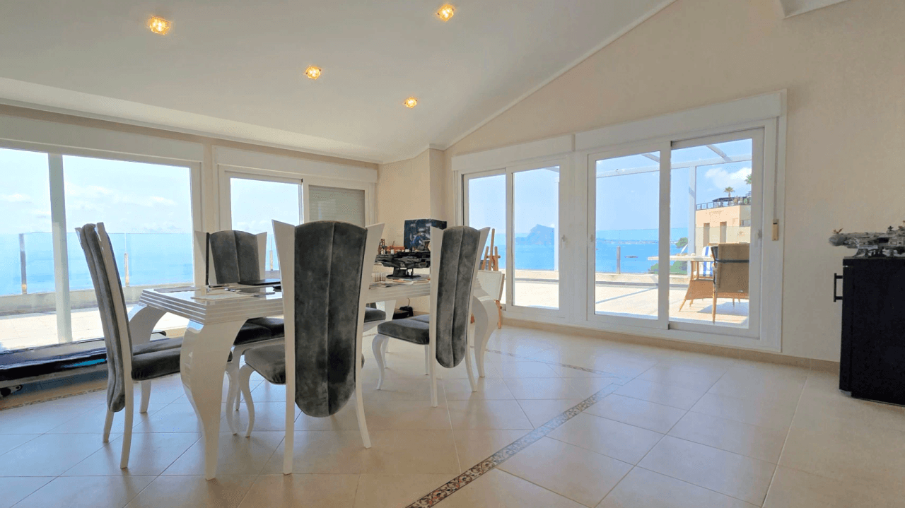 Excepcional ático en primera línea de mar en Altea Mascarat en la Costa Blanca.