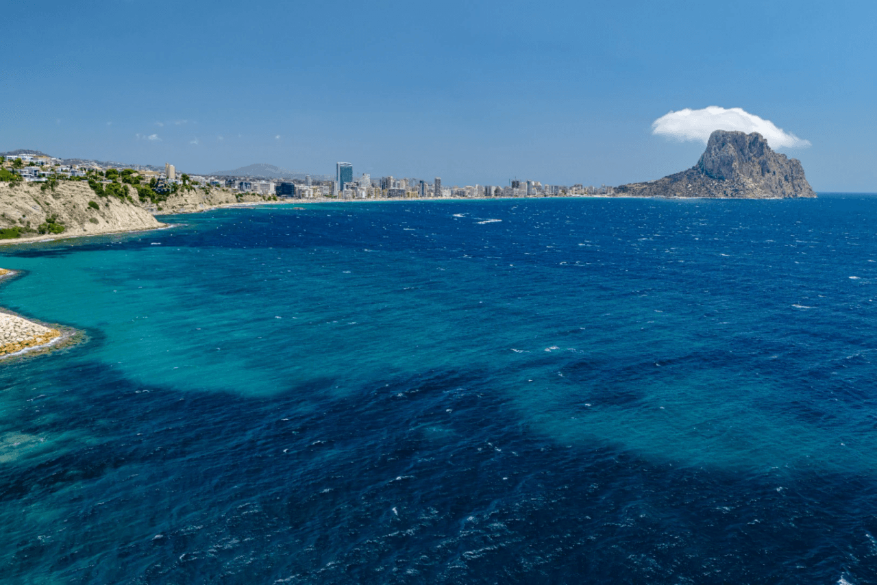 Villa recién renovada a solo 300m de Puerto Blanco en Calpe en venta.