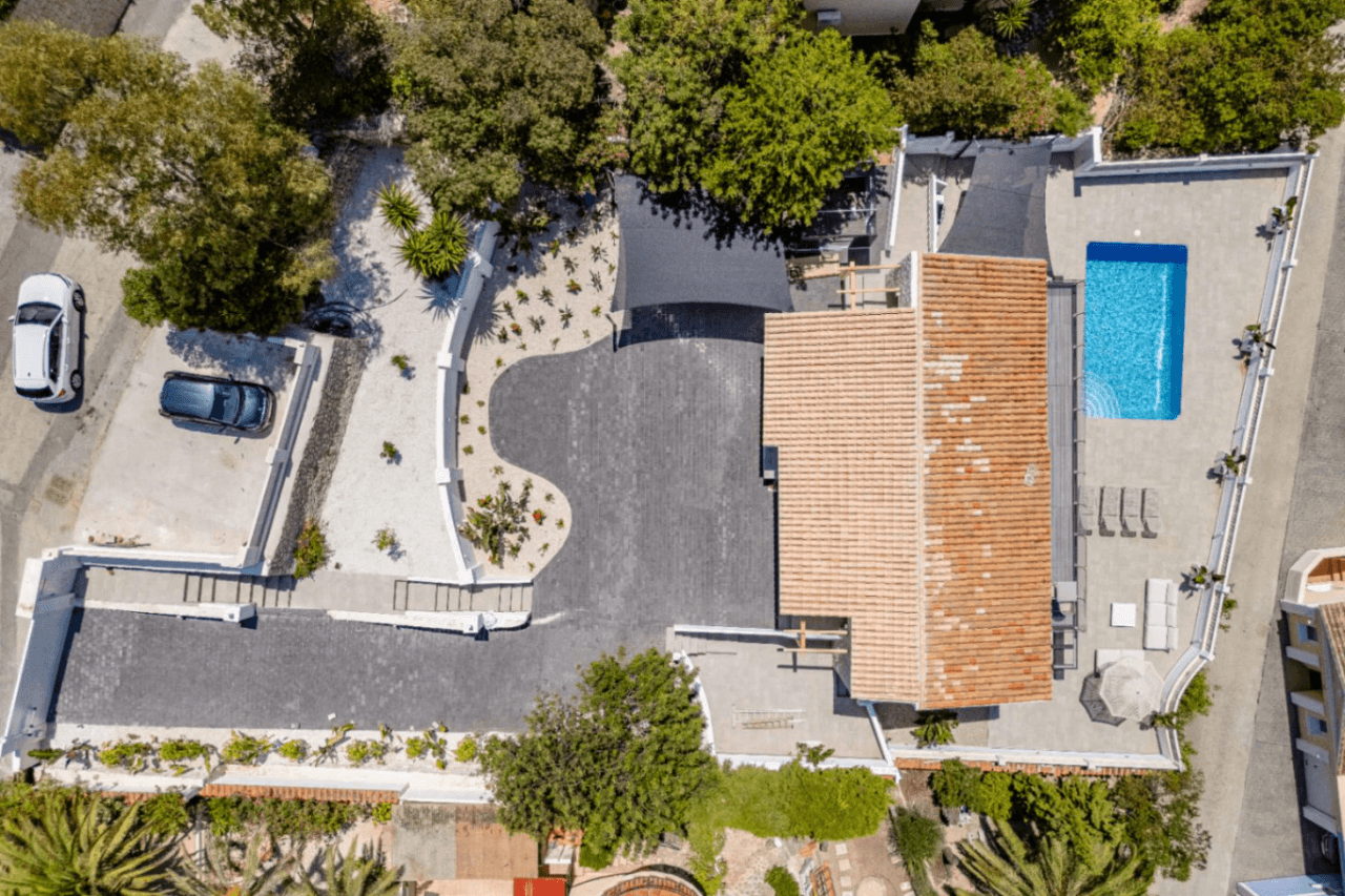 Villa recién renovada a solo 300m de Puerto Blanco en Calpe en venta.