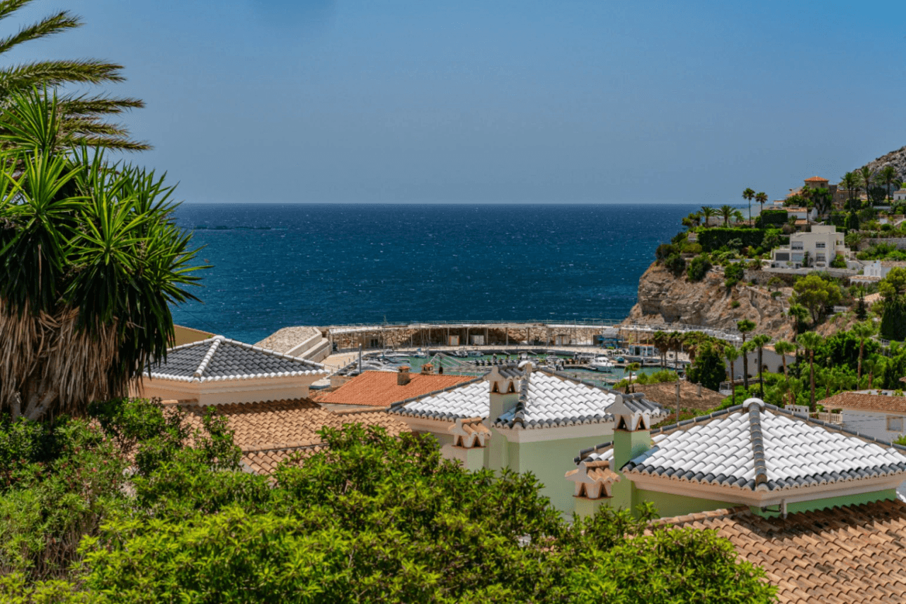 Villa recién renovada a solo 300m de Puerto Blanco en Calpe en venta.