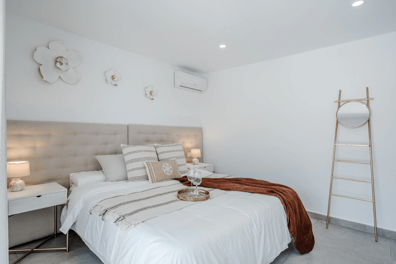 Villa recién renovada a solo 300m de Puerto Blanco en Calpe en venta.