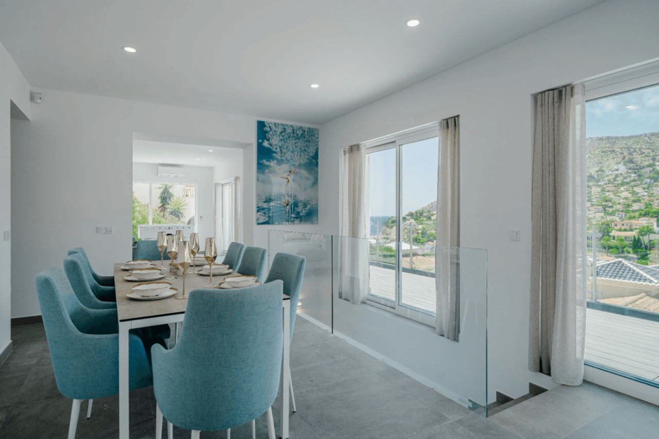 Villa recién renovada a solo 300m de Puerto Blanco en Calpe en venta.