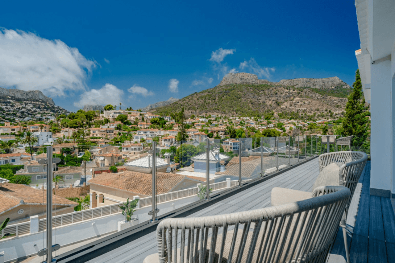 Villa recién renovada a solo 300m de Puerto Blanco en Calpe en venta.