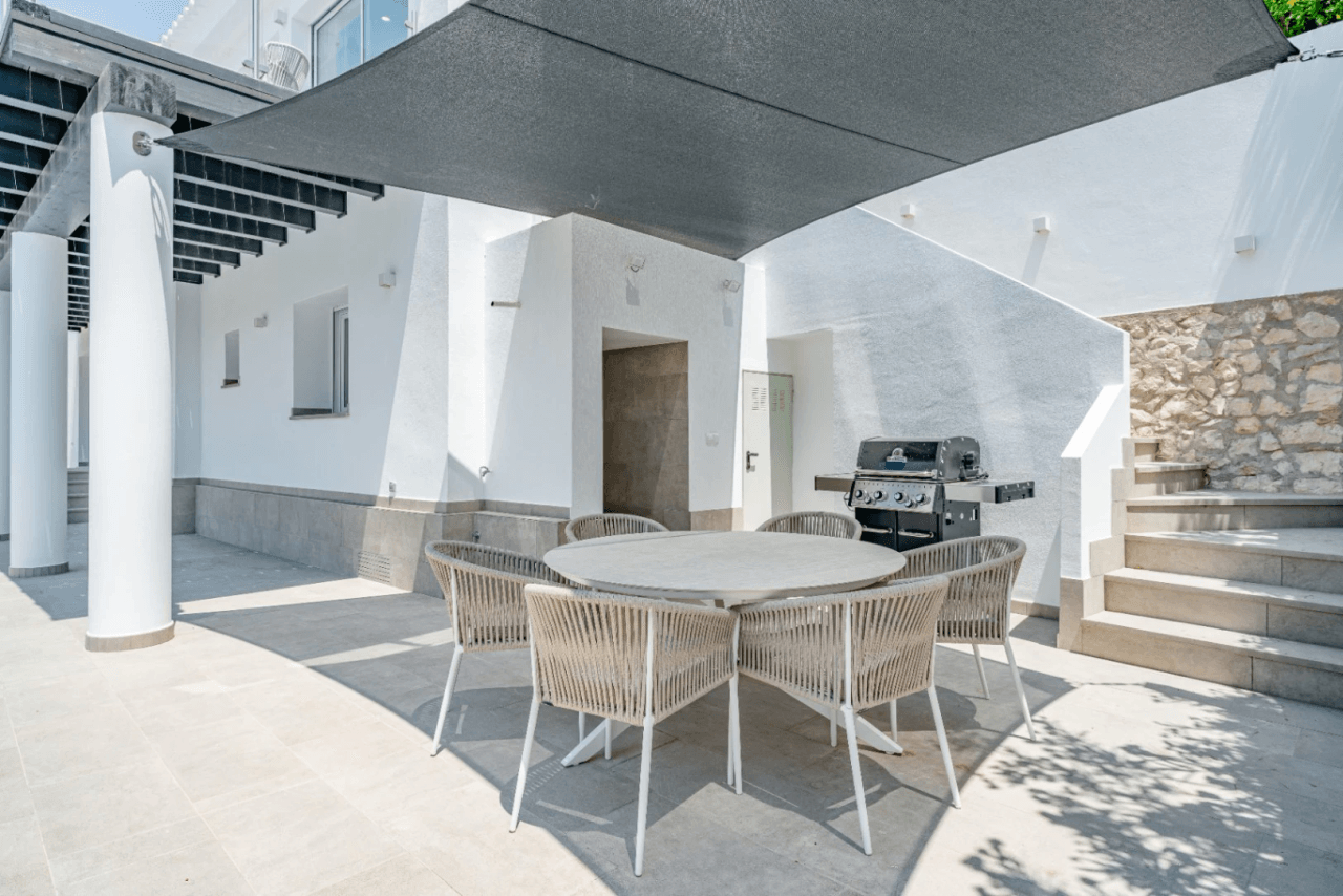 Villa recién renovada a solo 300m de Puerto Blanco en Calpe en venta.