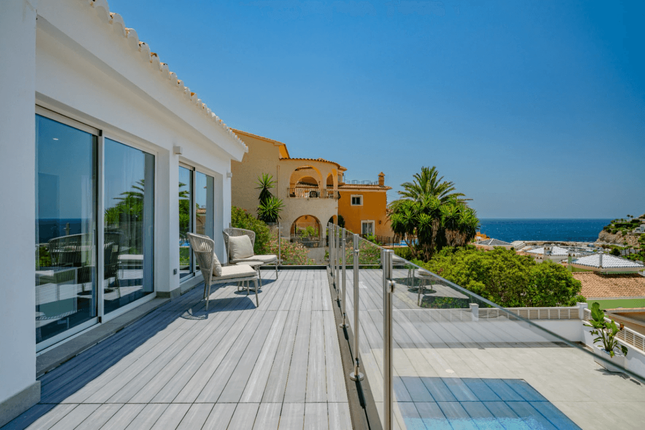 Villa recién renovada a solo 300m de Puerto Blanco en Calpe en venta.