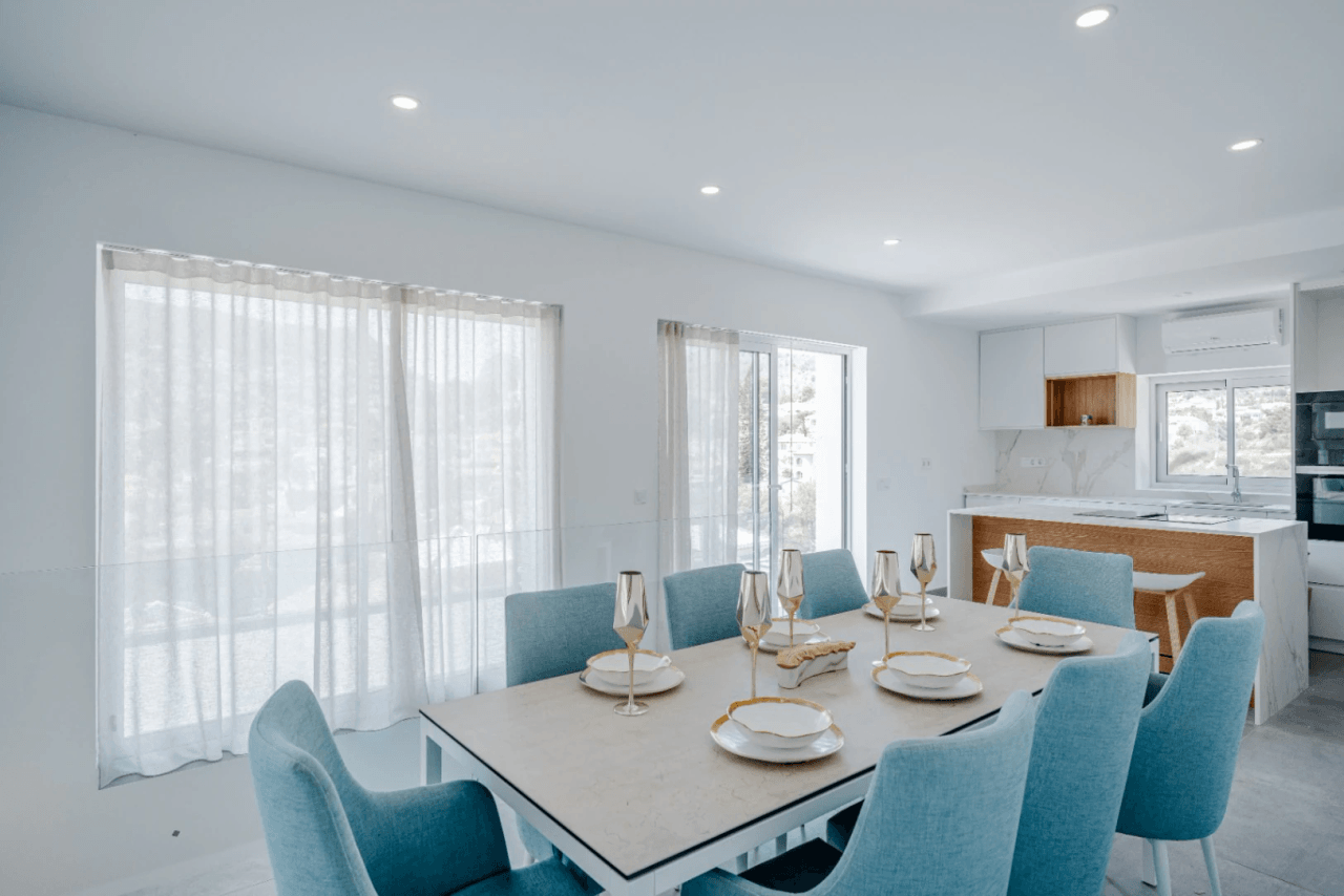Villa recién renovada a solo 300m de Puerto Blanco en Calpe en venta.